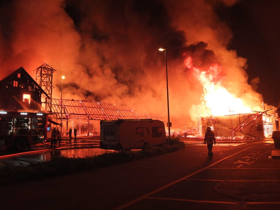 Die Feuerwehren konnten die Holzhallen nicht mehr retten, aber verhinderten den Brand des Hauptgebäudes.