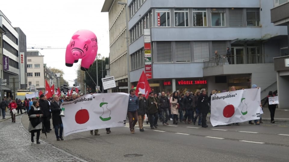 Tausende Aargauer Lehrerinnen und Kantonsangestellte gingen in Aarau auf die Strasse.
