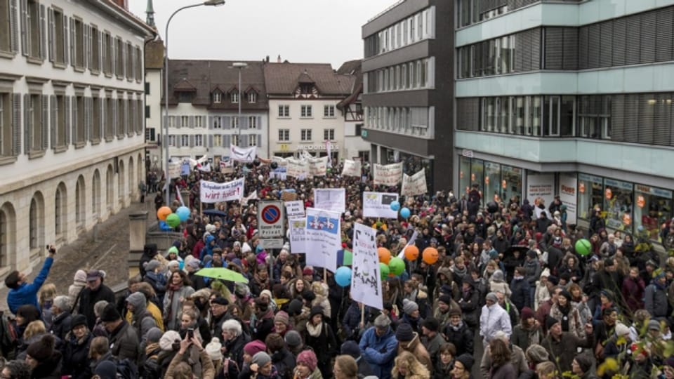 Ein Dach für die Aargauer Gewerkschaften soll «Arbeit Aargau» sein – auch für den ALV der hier demonstrierenden Lehrer.