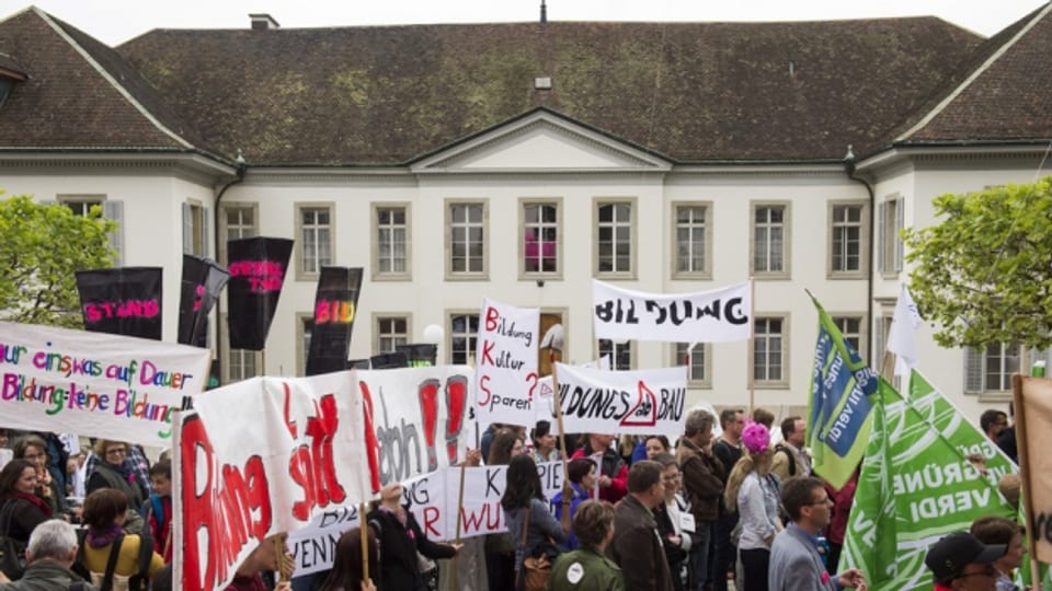 Demonstration gegen Sparen in der Bildung am 8. November vor dem Grossratsgebäude: Jetzt werden Beschlüsse gefasst.