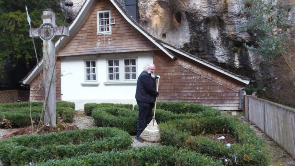  Auch «Hauswarts-Arbeiten» gehören zu den Aufgaben von Einsiedler Michael Daum, hier vor seinem Wohnhaus in der Verenaschlucht.