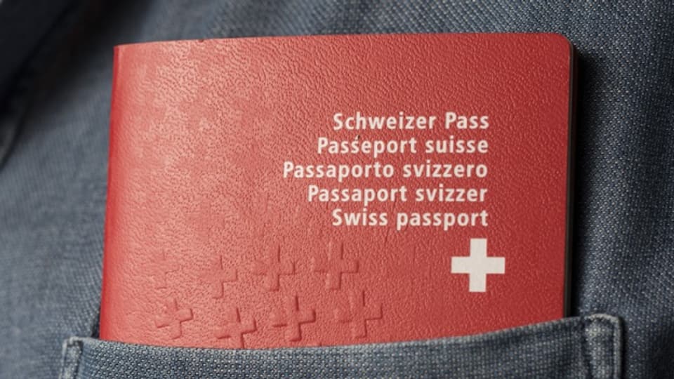 Ein Pass in einer Hemdtasche