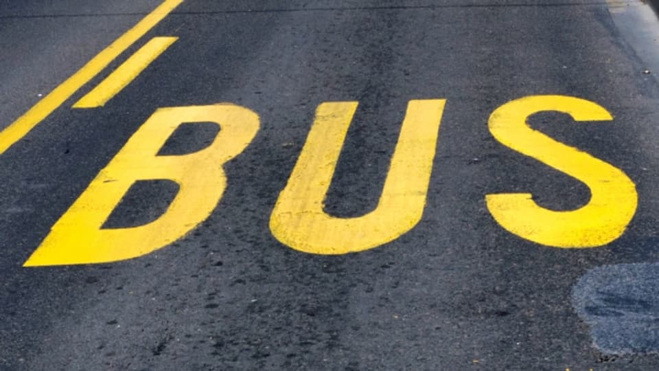 Schrift Bus auf einer Strasse