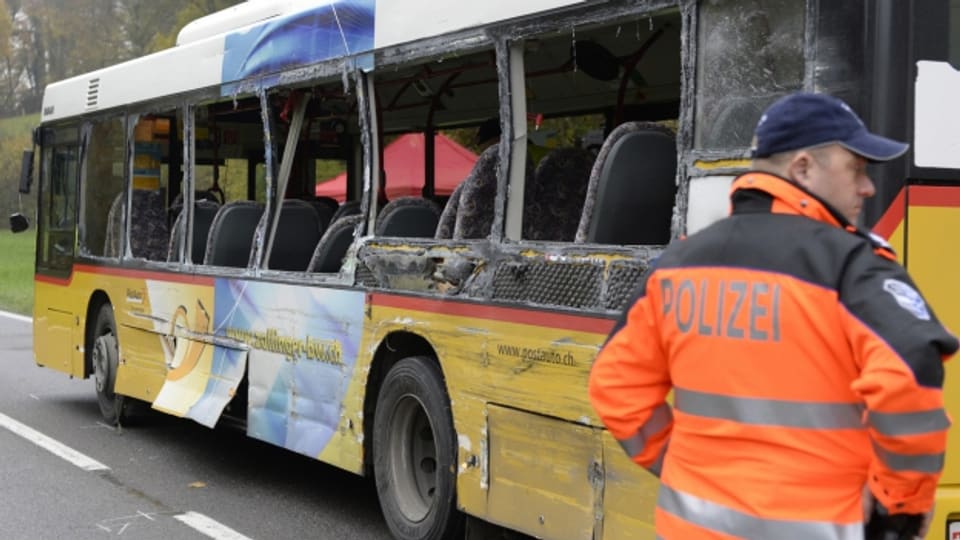 Beim Unfall im Aargauer Surbtal gab es zwei Tote. Schuld am Unfall war ein Fahrfehler des LKW-Chaufferus, das sagen ein Gutachten und das Bezirksgericht.