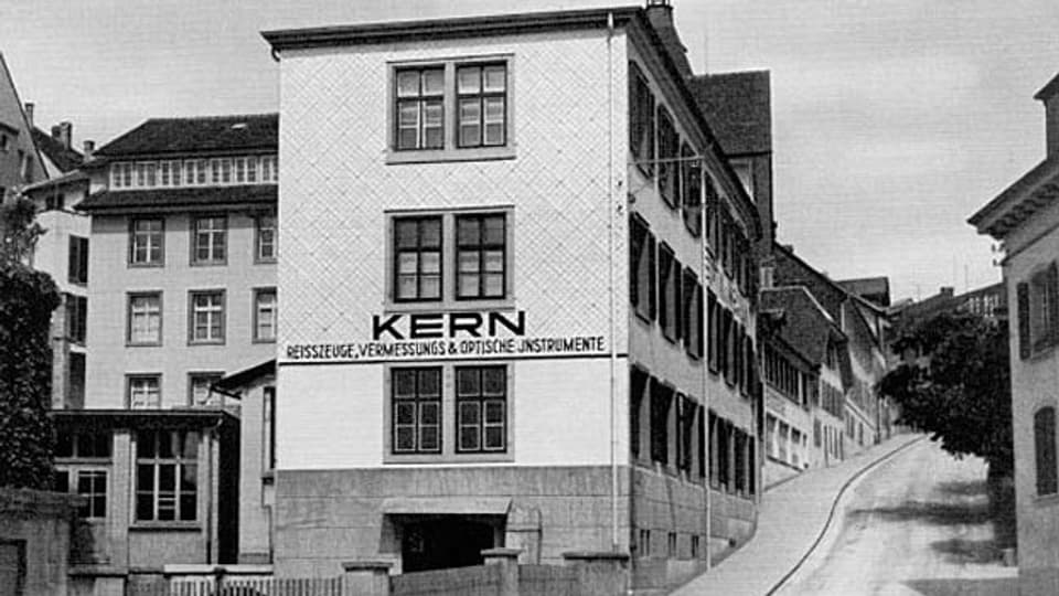 Die Fabrik für «Reisszeuge, Vermessungs- und optische Instrumente» startete im Ziegelrain (Aufnahme von 1920).