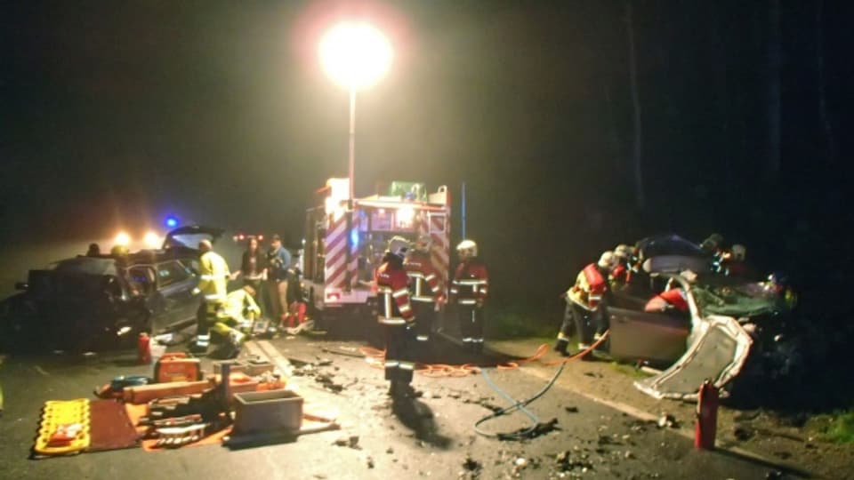 Der Unfall ereignete sich in der Nacht auf den 2. November 2014. Zwei Menschen in einem korrekt fahrenden Auto starben.