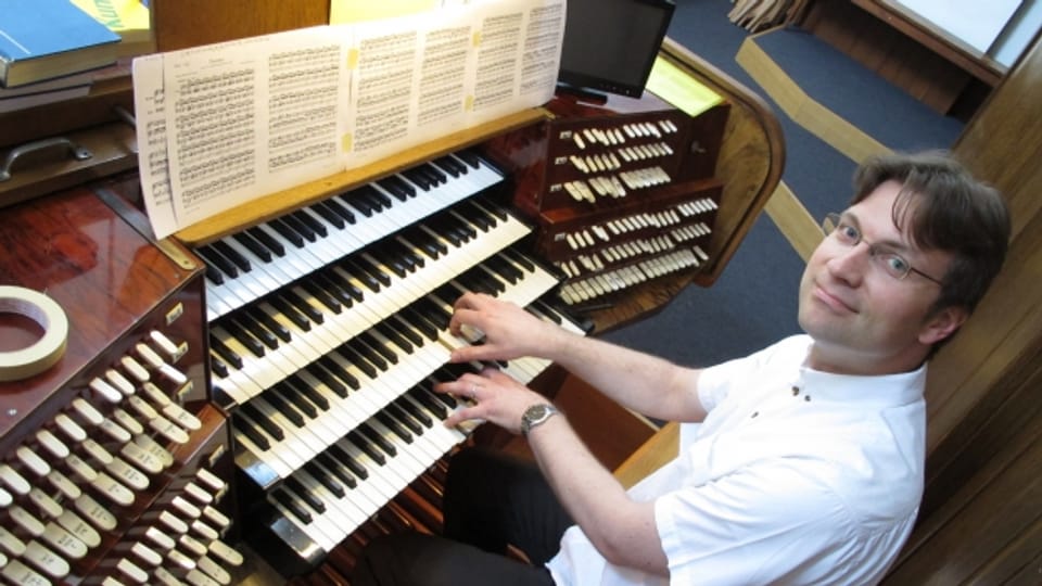Benjamin Guélat ist in Solothurn für drei Orgeln verantwortlich. Hier spielt er die Hauptorgel in der Kathedrale.