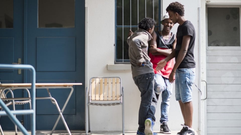 Ein Jugendarbeiter mit Migrationshintergrund soll jungen Flüchtlingen in Aarau im Alltag helfen.