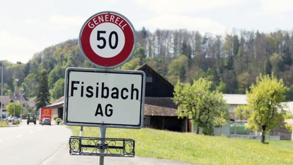 Die Aargauer Regierung stellt sich dagegen, dass der Zusatz «AG» auf dem Fisibacher Ortsschild «ZH» weicht.