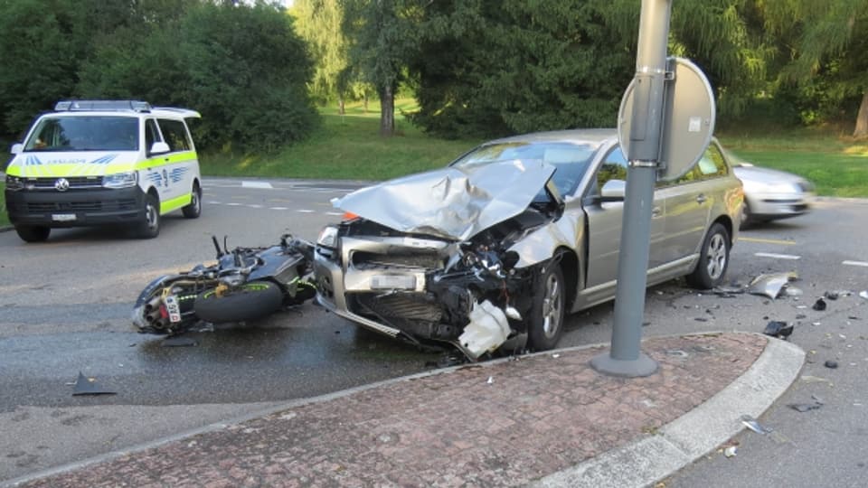 Schinznach-Bad: Motorradfahrer bei Kollision mit Auto verletzt