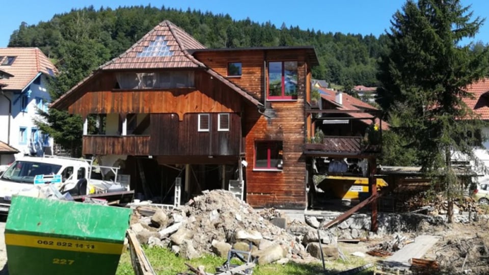 Dieses Haus in Bottenwil hat es besonders schlimm getroffen: ein Teil der Fassade wurde weggedrückt.