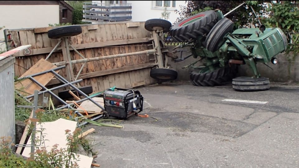 Der Traktor konnte den Anhänger nicht bremsen und kippte um.