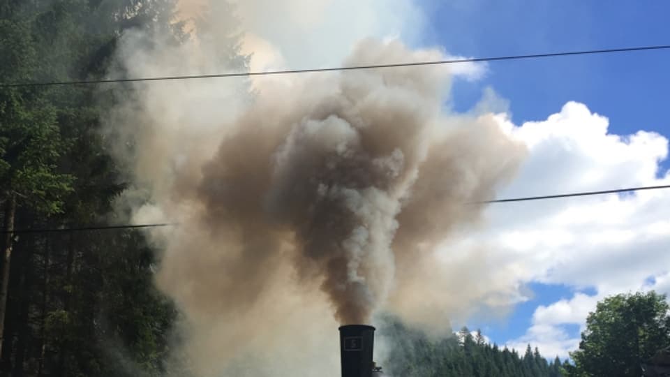 Eine stark rauchende Dampfloki löste in Baden einen Brandalarm aus (Symbolbild)