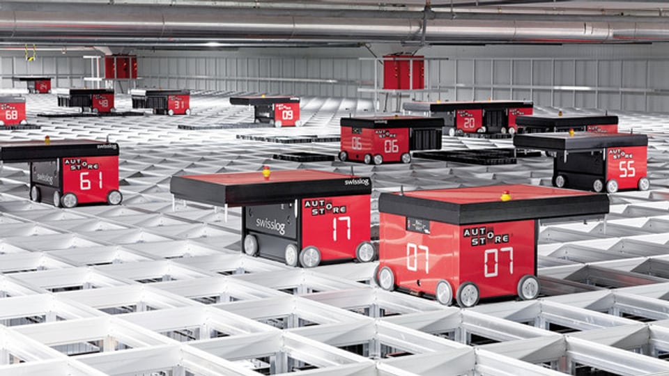 Ein von Swisslog entwickeltes Lagersystem, in dem vollautomatische Wagen Produkte aus einem Regal zusammenstellen.