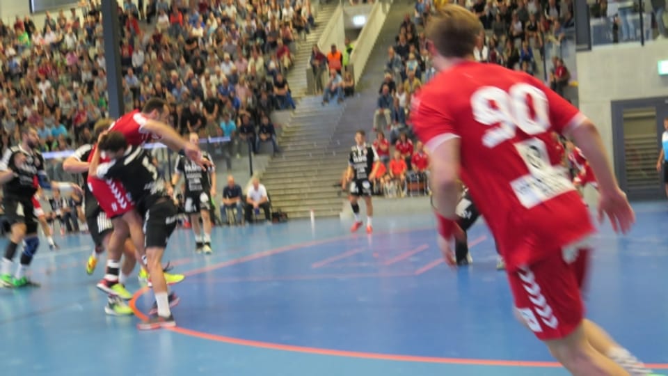 Auf Biegen und Brechen: Die Aargauer Handballkonkurrenten schenken sich im Derby nichts und gehen mit grossem Einsatz in die Zweikämpfe.