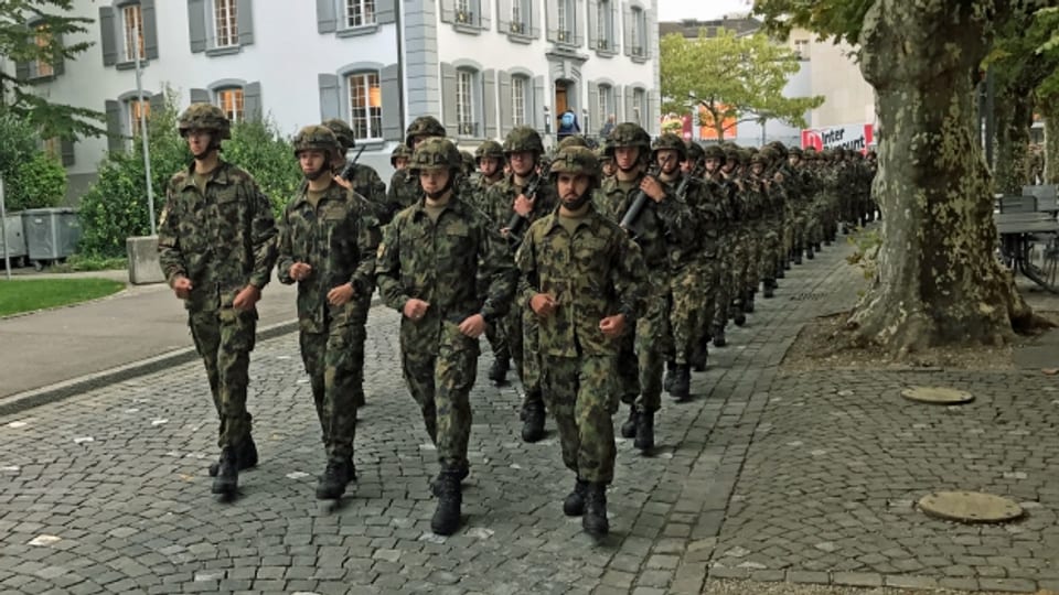 Das letzte Defilee der Infanteristen in Aarau. Nach der Verabschiedung vor dem Regierungsgebäude marschieren die Soldaten durch die Innenstadt zurück zur Kaserne.