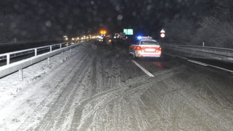 Das winterliche Schneetreiben am frühen Freitagmorgen führten auf der A1 bei Luterbach zu einer Sperrung der Autobahn.
