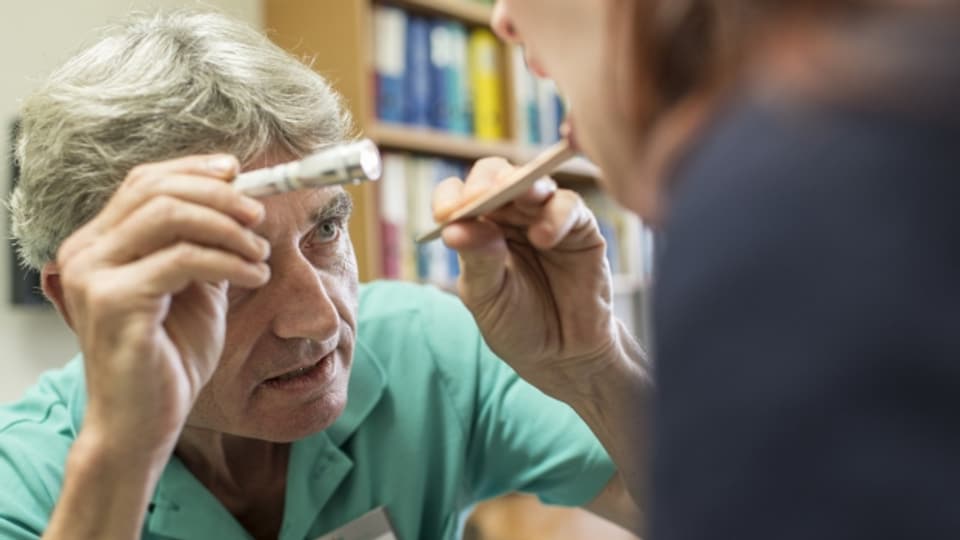 Ältere Ärzte haben oft Mühe bei der Suche nach einer Nachfolge für ihre Praxis.
