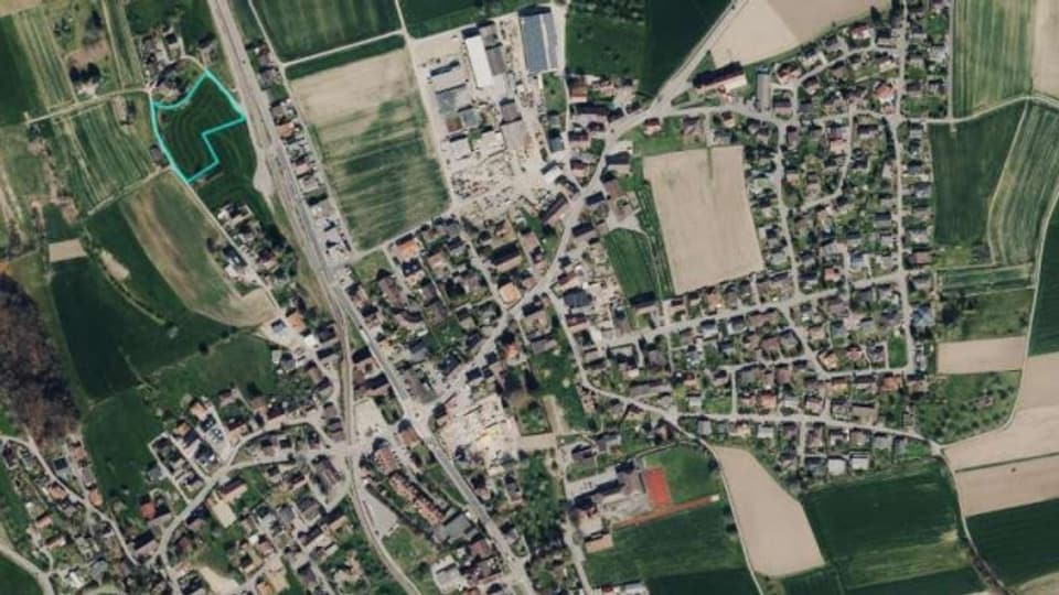 Das Dorf Hallwil und die grösste Parzelle im Gebiet «Weid».