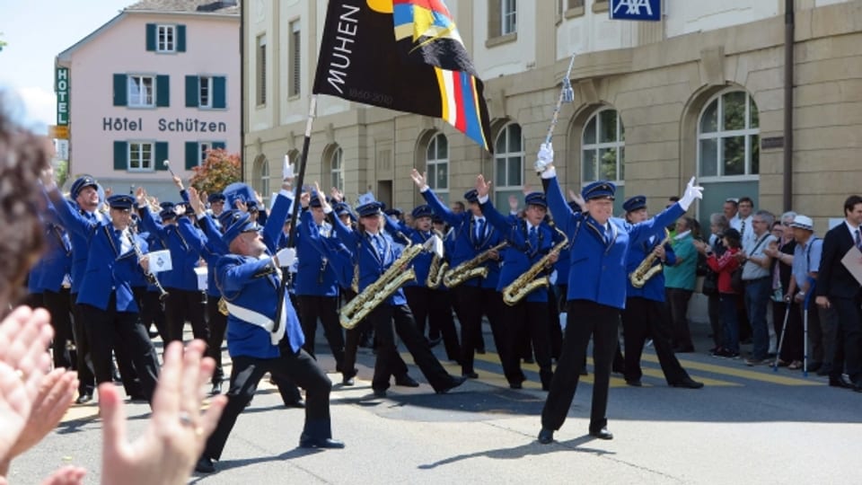 Die Musikgesellschaft Muhen beendet ihre Parade mitten in Laufenburg.