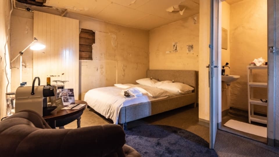 Eine ehemalige Gefängniszelle im Stadtturm Baden wird zum Hotelzimmer