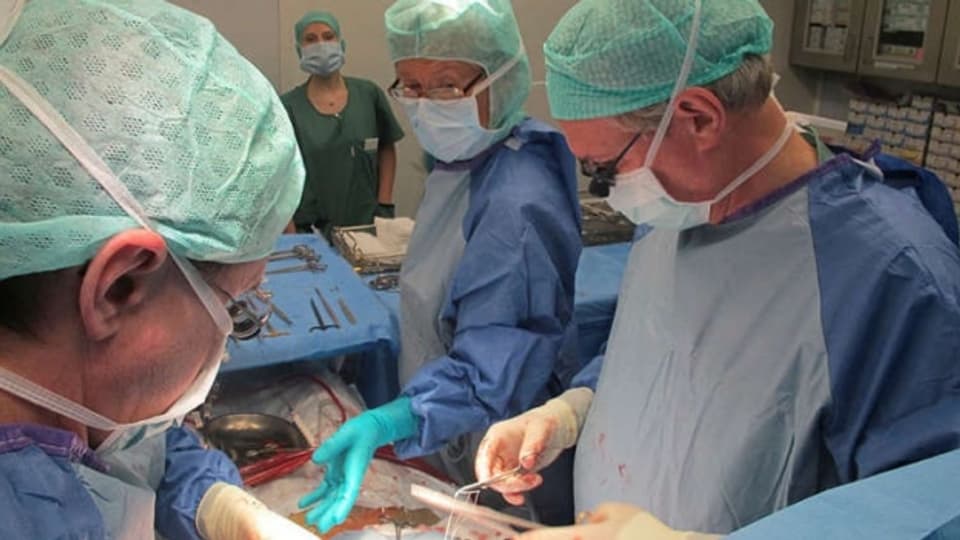 Das KSA beendet die Partnerschaft mit der Hirslanden Klinik und ihrem Herzchirurgen T. Carell (ganz rechts)