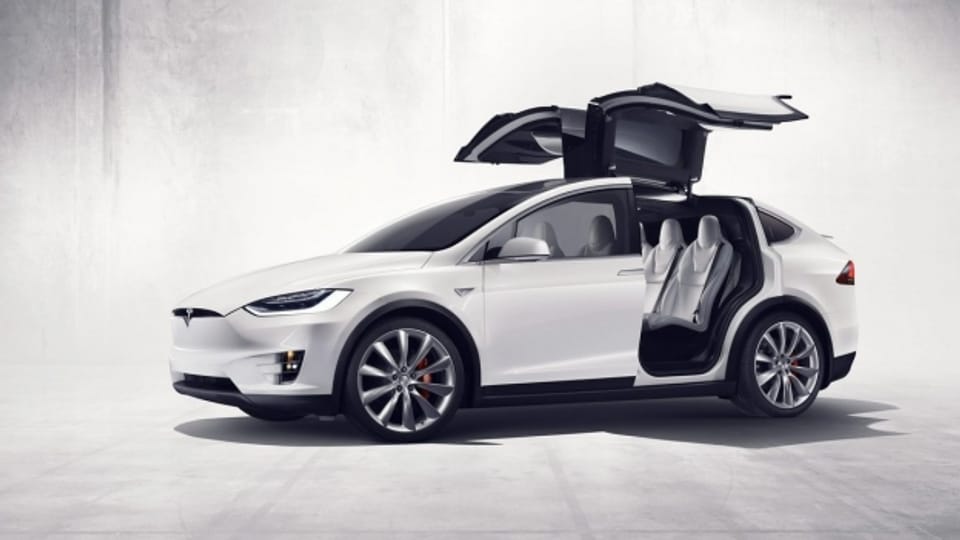 In einem solchen Tesla Model X fahren die Aargauer Regierungsräte künftig vor.