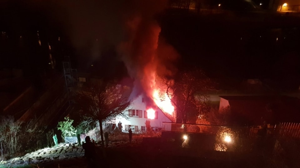 Die Feuerwehr konnte verhindern, dass der Brand in Obersiggenthal auf andere Häuser übergreift.
