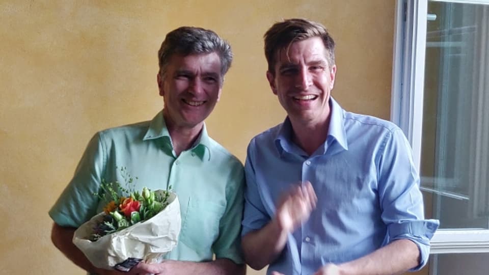Severin Lüscher (links) und Parteipräsident Daniel Hölzle freuen sich über die Nominiation Lüschers.
