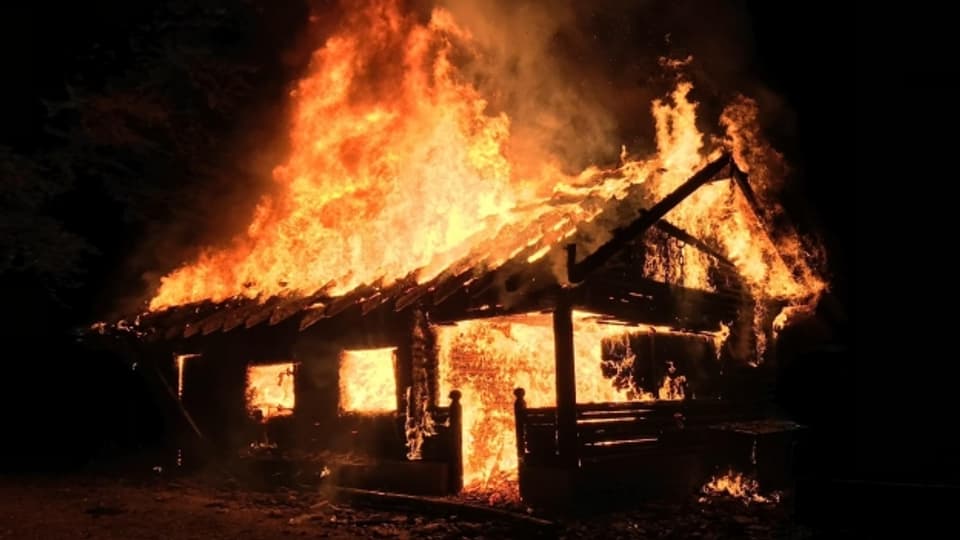 In der Nacht von Freitag auf Samstag brannte die Waldhütte in Merenschwand komplett nieder.