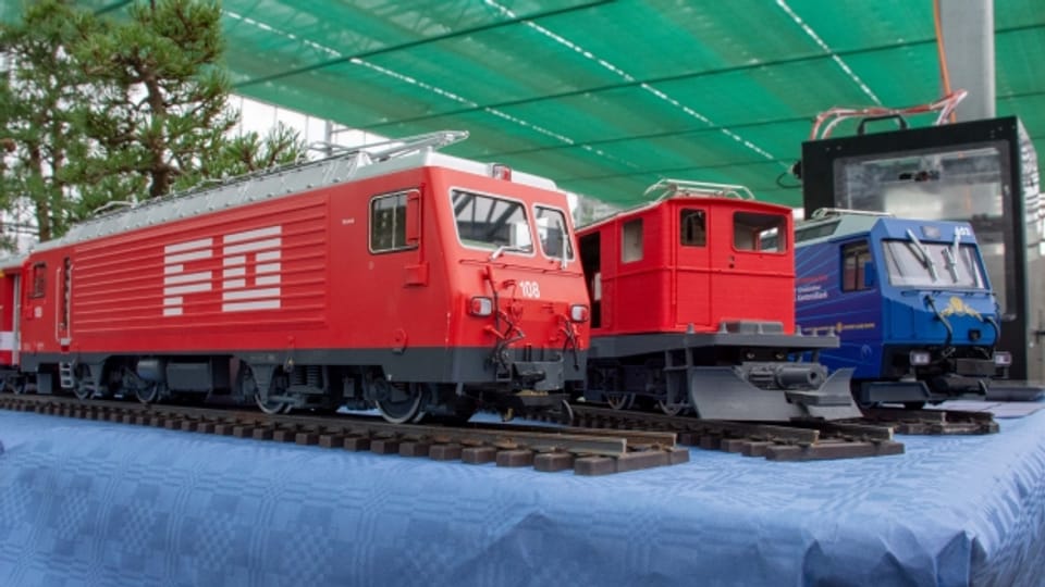 Drei Modell-Lokomotiven warten auf ihren Einsatz.