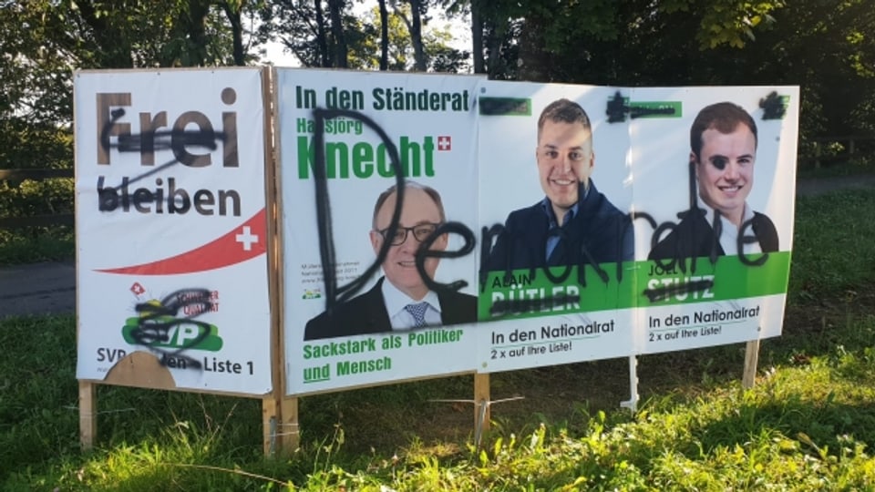 Verschmierte SVP-Wahlplakate.