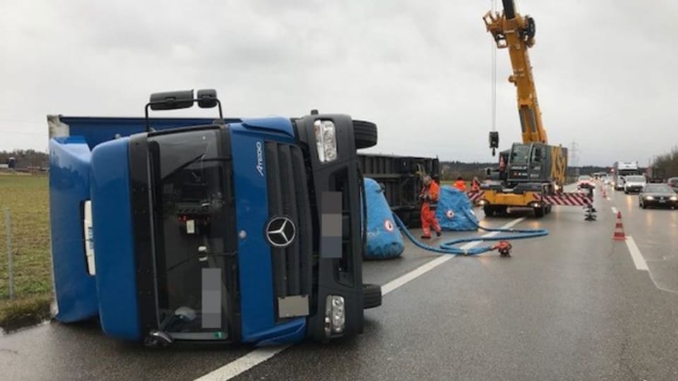 Ein Lastwagen wurde auf der Autobahn A1 bei Oensingen umgeblasen.