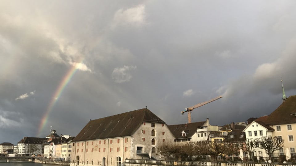 Sturm Sabine: Regenbogen und dunkle Wolken über der Stadt Solothurn