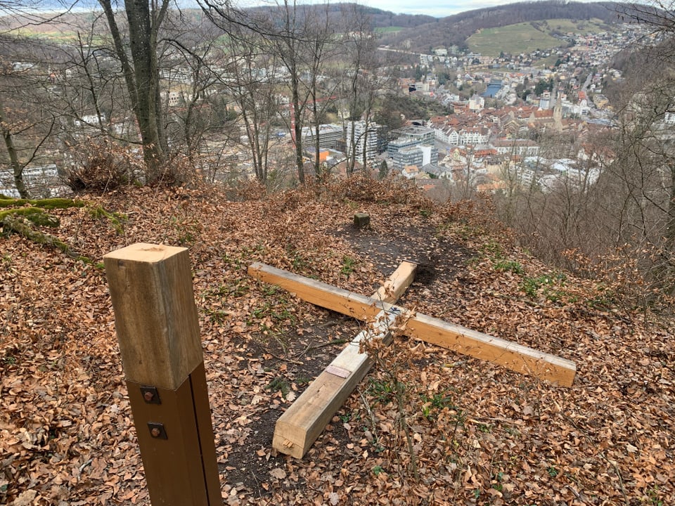 Das Holzkreuz auf dem Badener Kreuzliberg liegt am Boden