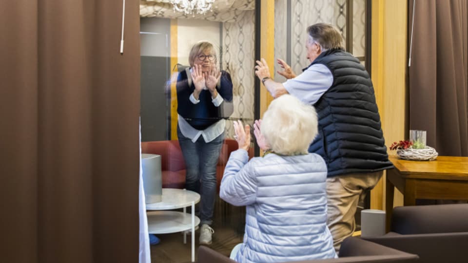 In Aargauer Pflegeheimen sind ab 11. Mai wieder richtige Besuche ohne Glasscheibe möglich.