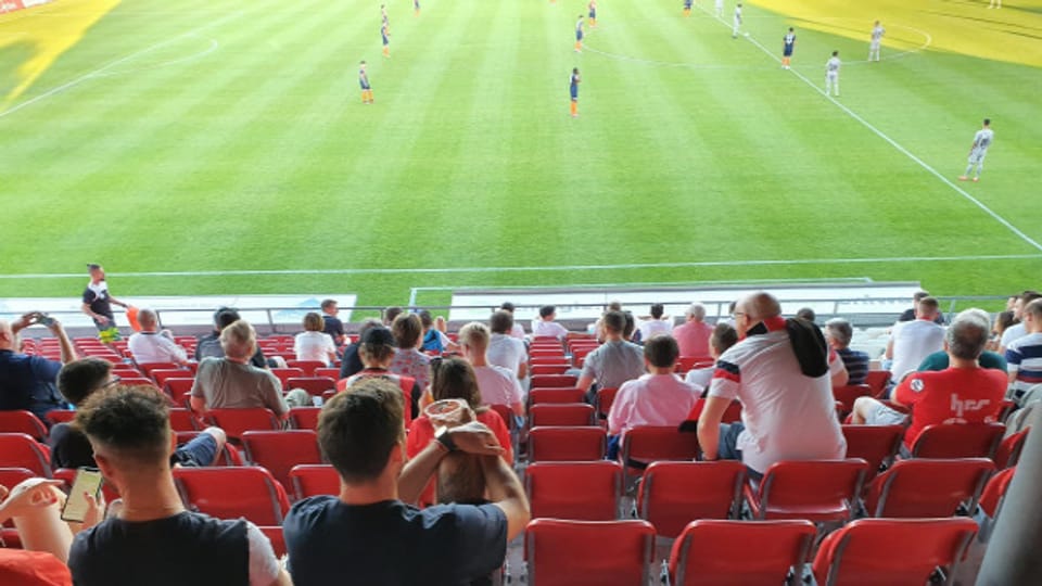 140 Zuschauerinnen und Zuschauer im Aarauer Brügglifeld: Die Fans waren geteilter Meinung, ob das nun Vorteile hat oder nur Nachteile.