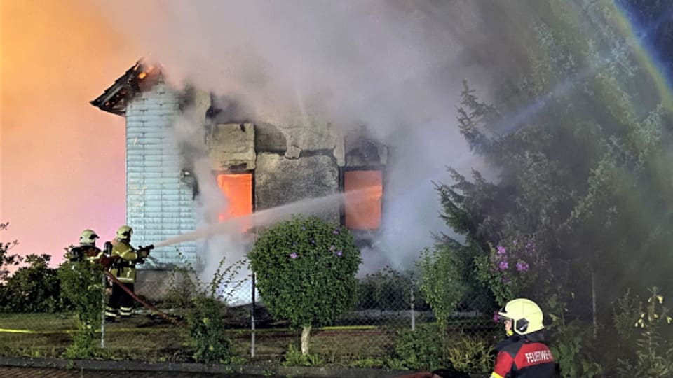Rund 90 Rettungskräfte bekämpften den Brand in Zufikon.