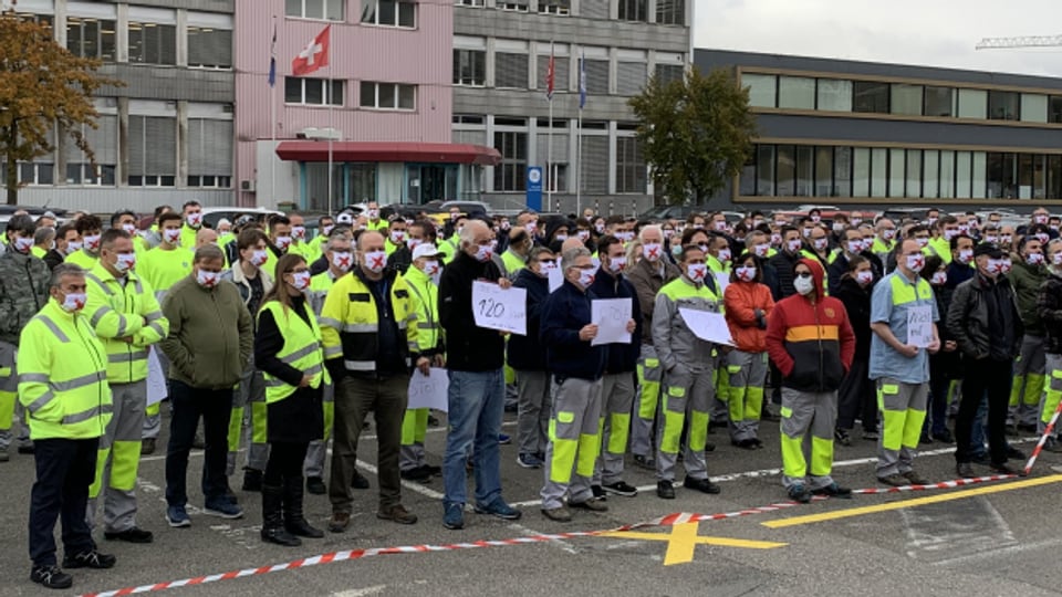 GE-Mitarbeiterinnen und Mitarbeiter protestieren in Oberentfelden.