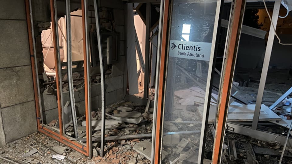 Der zerstörte Eingangsbereich zur Bank in Küttigen.