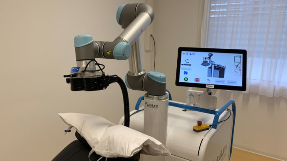 Der Roboter gleicht die Bewegungen des Patienten bei der Behandlung aus.
