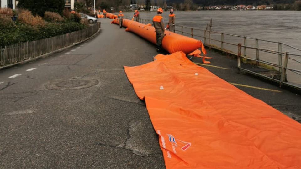 Am Rhein in Wallbach wurden am Freitag bereits die Beaver-Schläuche als Hochwasserschutz vorbereitet.