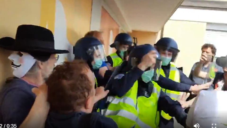 Demonstranten greifen die Polizei an und «befreien» einer der Ihren.