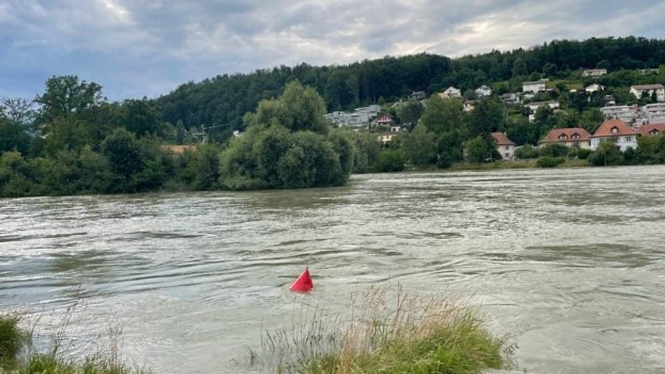 Die Flüsse sind voll, hier die Aare in Aarau am Samstag 10.7.2021. Die Polizei rät von Bootsfahrten auf Flüssen ab.