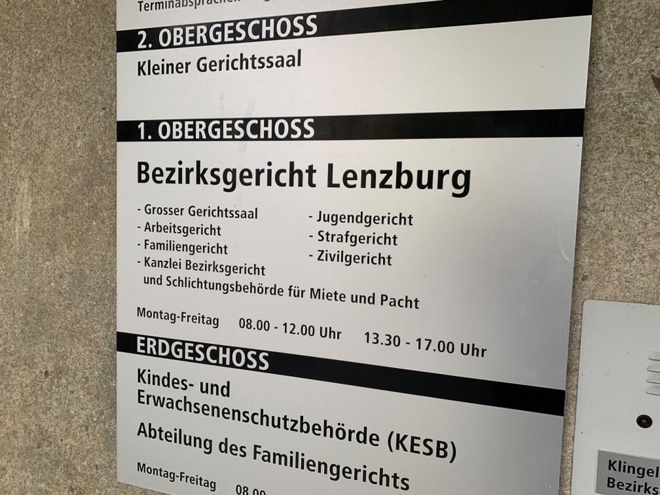 Das Bezirksgericht Lenzburg hat einen Aufseher der JVA Lenzburg verurteilt.