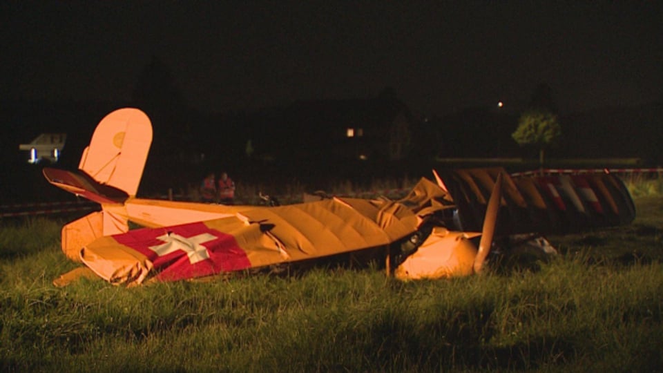 Das Flugzeug stürzte in der Nähe eines Wohnquartiers auf ein Feld.