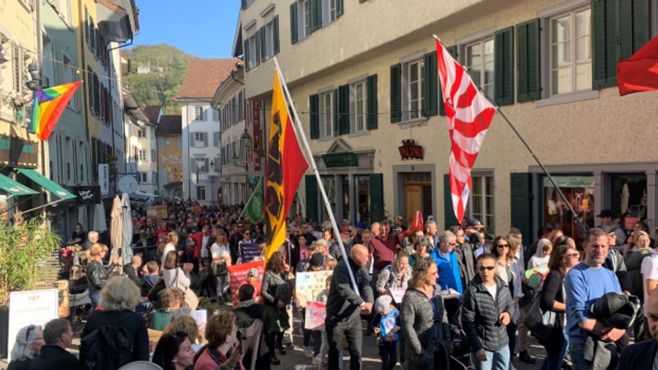 Einige hundert Personen demonstrierten in der Badener Innenstadt.