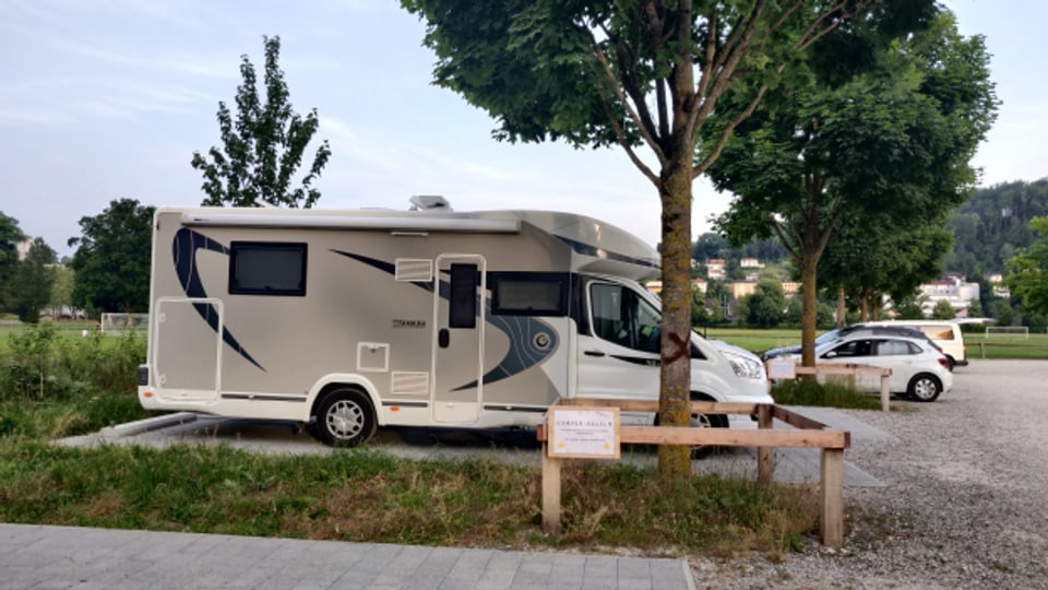 Die Camper können in Aarau bei der Badi parkieren.