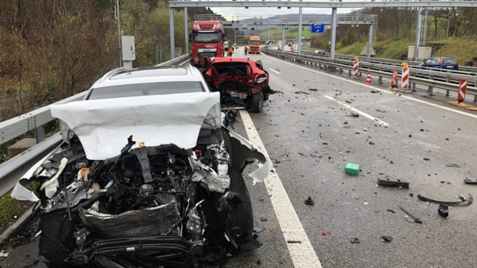 Im November 2019 kamen bei einem Unfall auf der Autobahn A3 drei Menschen ums Leben, als ihr Auto mit grosser Wuche in einen vorausfahrenden Lastwagens geschoben wurde.