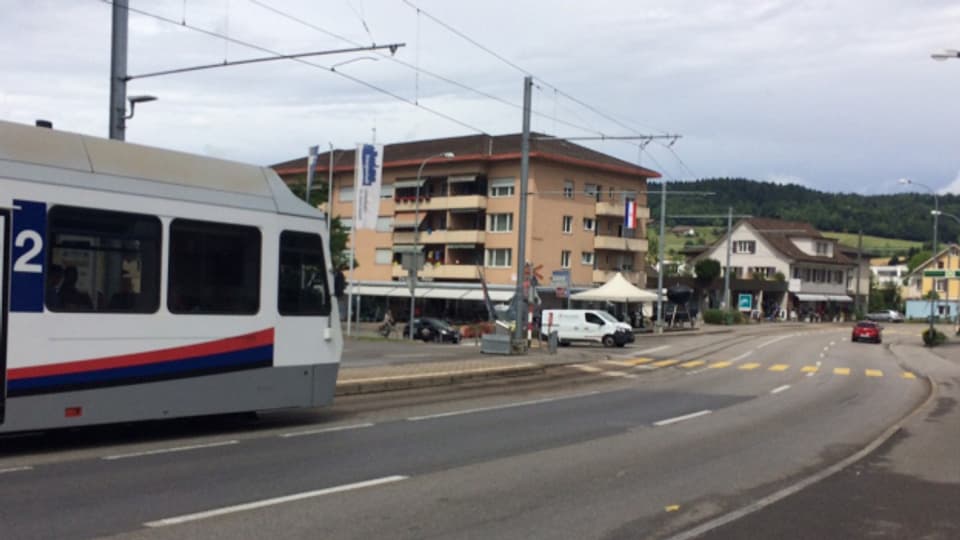 Zurzeit kommen sich Auto, Bahn und Fussgänger in Unterkulm noch in die Quere.